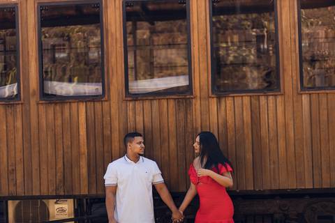 Inspiração e ideias criativas ensaio fotográfico pré casamento pré wedding de casal na ferroviária de São Roque - SP'