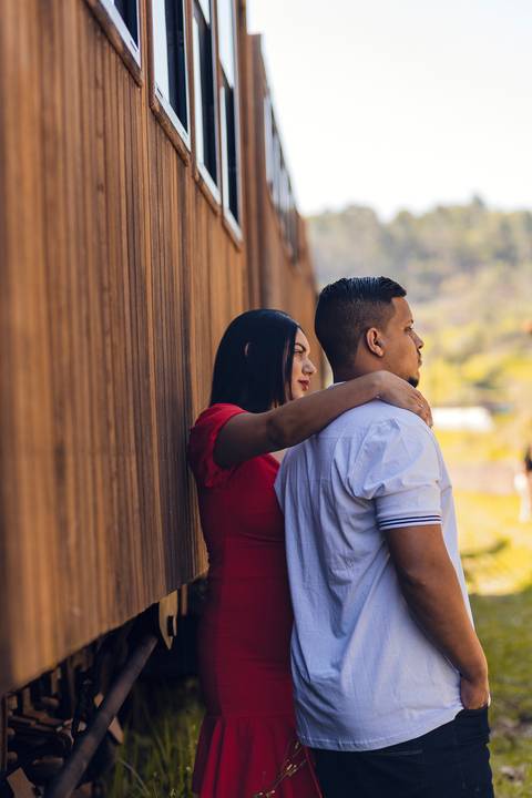 Inspiração e ideias criativas ensaio fotográfico pré casamento pré wedding de casal na ferroviária de São Roque - SP'