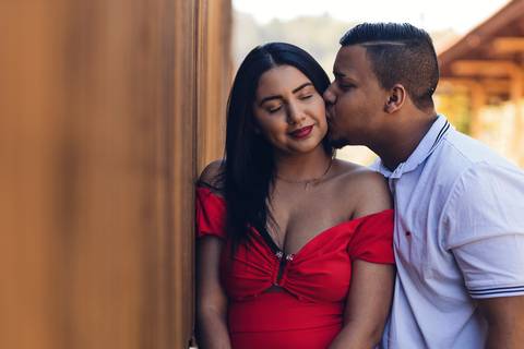 Inspiração e ideias criativas ensaio fotográfico pré casamento pré wedding de casal na ferroviária de São Roque - SP'
