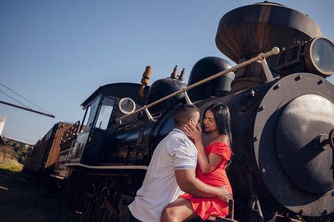 Inspiração e ideias criativas ensaio fotográfico pré casamento pré wedding de casal na ferroviária de São Roque - SP'