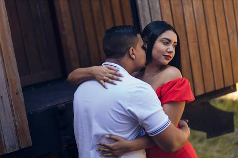 Inspiração e ideias criativas ensaio fotográfico pré casamento pré wedding de casal na ferroviária de São Roque - SP'