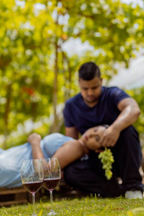 Inspiração e ideias criativas ensaio fotográfico pré casamento pré wedding de casal  canteiro de uva em São Roque - SP'