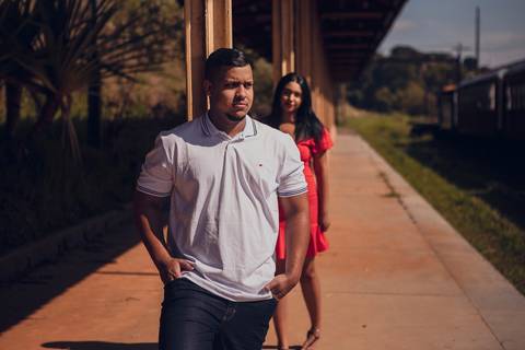 Inspiração e ideias criativas ensaio fotográfico pré casamento pré wedding de casal na ferroviária de São Roque - SP'