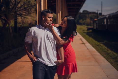 Inspiração e ideias criativas ensaio fotográfico pré casamento pré wedding de casal na ferroviária de São Roque - SP'