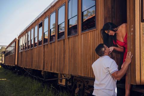 Inspiração e ideias criativas ensaio fotográfico pré casamento pré wedding de casal na ferroviária de São Roque - SP'