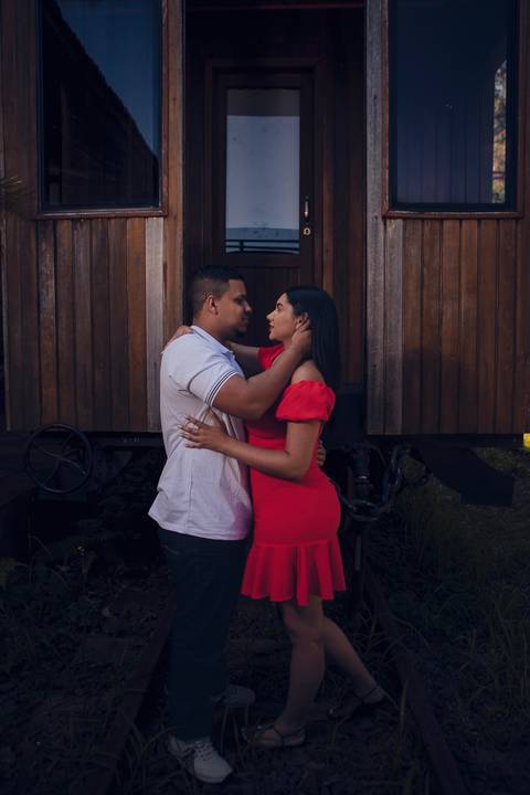 Inspiração e ideias criativas ensaio fotográfico pré casamento pré wedding de casal na ferroviária de São Roque - SP'
