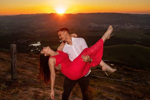 Inspiração e ideias criativas ensaio fotográfico pré casamento pré wedding de casal na cidade Socorro - SP'