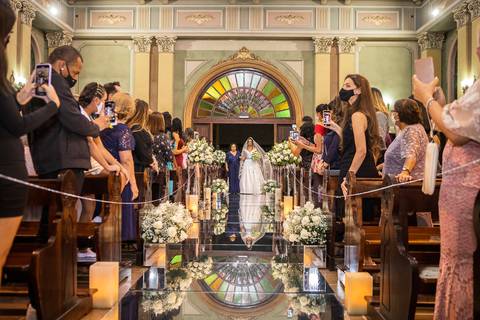 Inspiração e ideias criativas de fotos fotográfico de casamento entrada do noivo ou da noiva na Capela Regina Mundi'