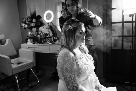 Inspiração e ideias criativas de fotos fotográfico de casamento ao ar livre making of da noiva no Villa Mantova - Santana de Parnaíba'