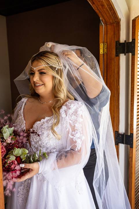 Inspiração e ideias criativas de fotos fotográfico de casamento ao ar livre making of da noiva no Villa Mantova - Santana de Parnaíba'