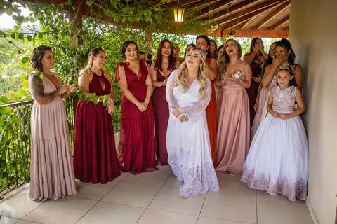 Inspiração e ideias criativas de fotos fotográfico de casamento ao ar livre noiva com as madrinhas no Villa Mantova - Santana de Parnaíba'