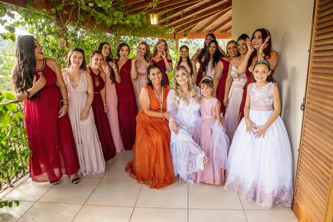 Inspiração e ideias criativas de fotos fotográfico de casamento ao ar livre noiva com as madrinhas no Villa Mantova - Santana de Parnaíba'