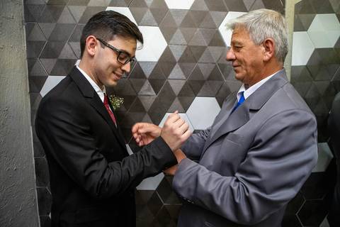 Inspiração e ideias criativas de fotos fotográfico de Making Of do noivo com seu pai Espaço Sausalito '