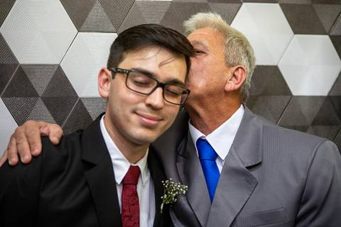 Inspiração e ideias criativas de fotos fotográfico de Making Of do noivo com seu pai Espaço Sausalito '