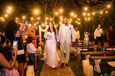 Inspiração e ideias criativas de fotos fotográfico de casamento saída dos noivos no Villa Mantova Santana de Parnaíba - SP'