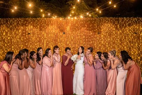 Inspiração e ideias criativas de fotos fotográfico de casamento com as madrinhas no Villa Mantova Santana de Parnaíba - SP'