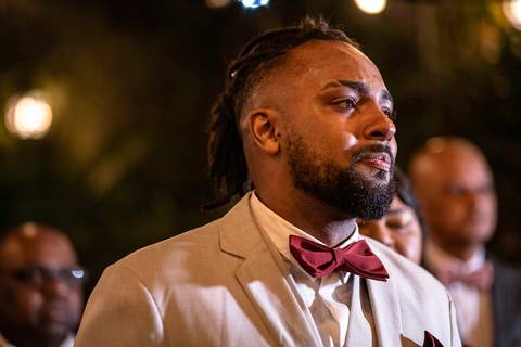 Inspiração e ideias criativas de fotos fotográfico de casamento noivo chorando no Villa Mantova Santana de Parnaíba - SP'