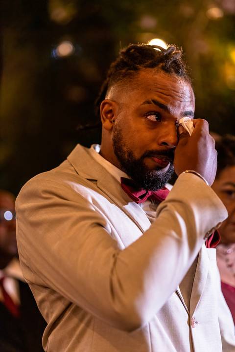 Inspiração e ideias criativas de fotos fotográfico de casamento noivo chorando no Villa Mantova Santana de Parnaíba - SP'