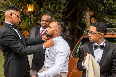 Inspiração e ideias criativas de fotos fotográfico de Making Of do noivo com os padrinhos no Villa Mantova Santana de Parnaíba - SP'