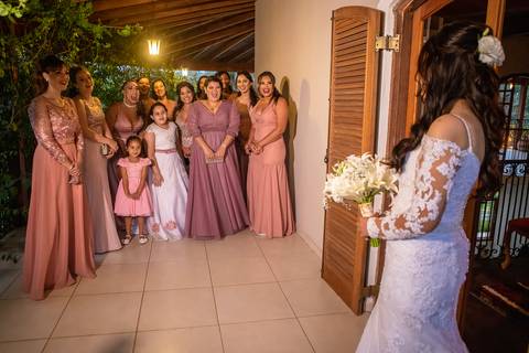 Inspiração e ideias criativas de fotos fotográfico de Making Of da noiva pronta com as madrinhas no Villa Mantova Santana de Parnaíba - SP'