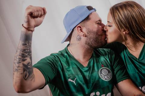 Inspiração e ideias criativas de fotos pré wedding casal usando camiseta de time
intimista feito em casa São Paulo - SP'