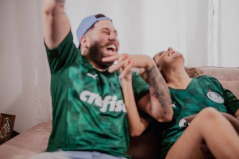 Inspiração e ideias criativas de fotos pré wedding casal usando camiseta de time
intimista feito em casa São Paulo - SP'