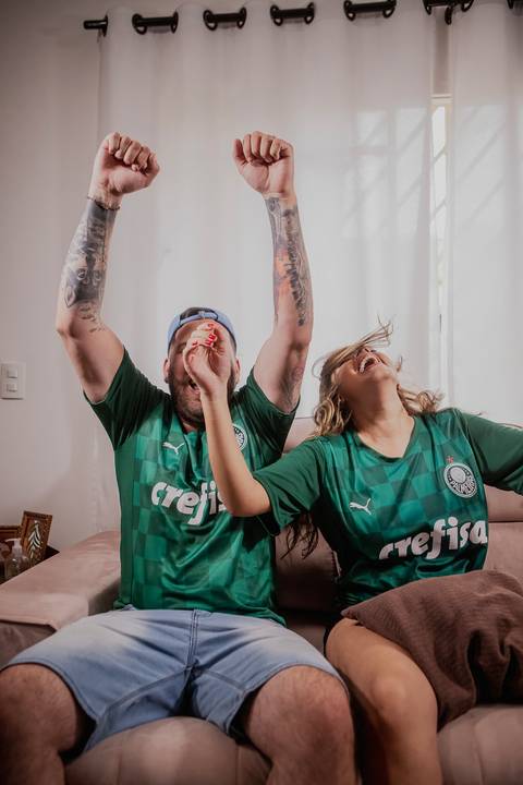 Inspiração e ideias criativas de fotos pré wedding casal usando camiseta de time
intimista feito em casa São Paulo - SP'