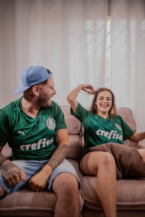 Inspiração e ideias criativas de fotos pré wedding casal usando camiseta de time
intimista feito em casa São Paulo - SP'