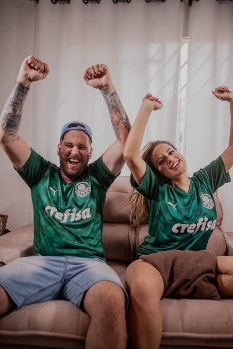 Inspiração e ideias criativas de fotos pré wedding casal usando camiseta de time
intimista feito em casa São Paulo - SP'