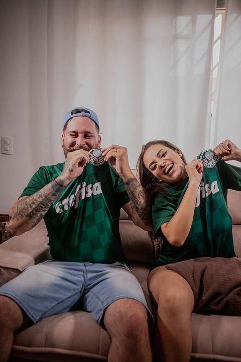 Inspiração e ideias criativas de fotos pré wedding casal usando camiseta de time
intimista feito em casa São Paulo - SP'