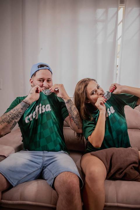 Inspiração e ideias criativas de fotos pré wedding casal usando camiseta de time
intimista feito em casa São Paulo - SP'