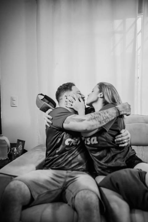 Inspiração e ideias criativas de fotos pré wedding casal usando camiseta de time
intimista feito em casa São Paulo - SP'
