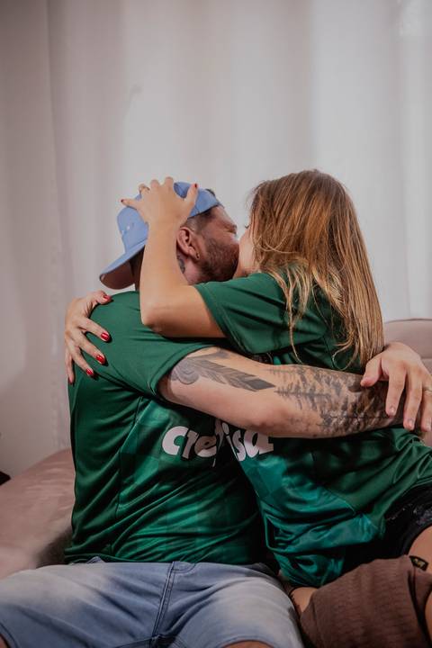 Inspiração e ideias criativas de fotos pré wedding casal usando camiseta de time
intimista feito em casa São Paulo - SP'