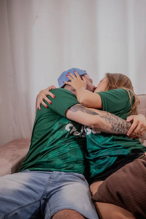 Inspiração e ideias criativas de fotos pré wedding casal usando camiseta de time
intimista feito em casa São Paulo - SP'