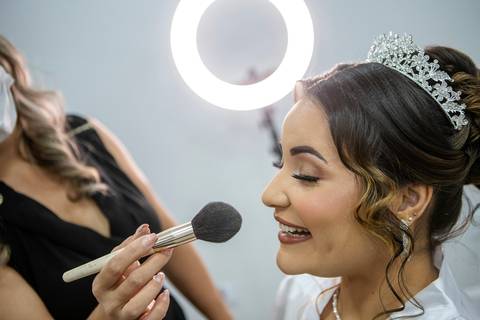 Inspiração e ideias criativas de fotos fotográfico de Making Of da noiva no Studio Sobral - SP'