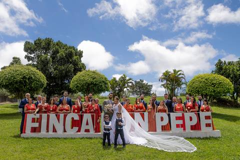 Inspiração e ideias criativas de fotos fotográfico de casamento com os padrinhos no espaço Finca Don Pepe'