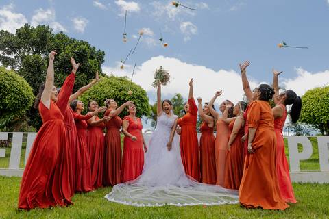 Inspiração e ideias criativas de fotos fotográfico de casamento com as madrinhas no espaço Finca Don Pepe'