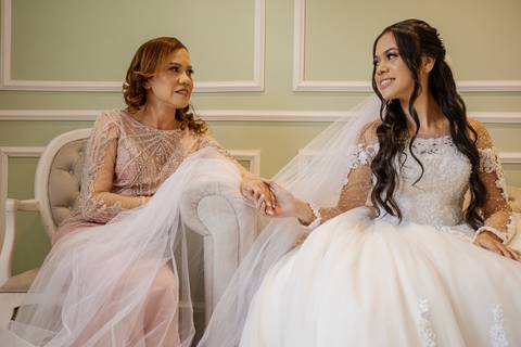 Inspiração e ideias criativas de fotos fotográfico de Making Of da noiva pronta com sua mãe no Espaço Le Charmant - sp'