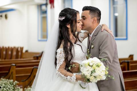  Inspiração e ideias criativas de fotos fotográfico de casamento momento intimo dos noivos na igreja - SP'