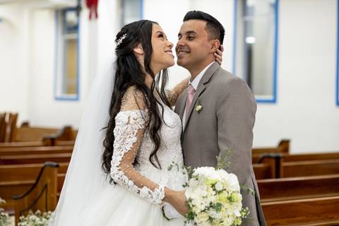  Inspiração e ideias criativas de fotos fotográfico de casamento momento intimo dos noivos na igreja - SP'