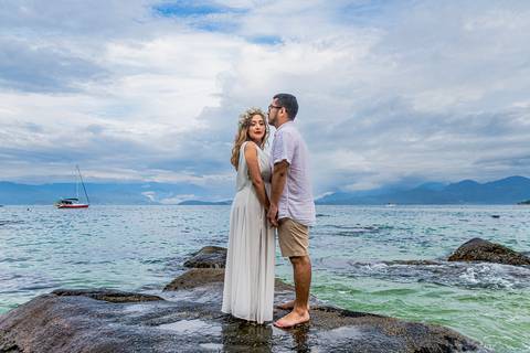 Inspiração e ideias criativas de ensaio fotográfico pré casamento pré wedding de casal romântico nas Ilhas de Ubatuba-Litoral Norte de SP'