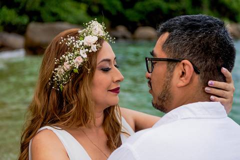 Inspiração e ideias criativas de ensaio fotográfico pré casamento pré wedding de casal romântico nas Ilhas de Ubatuba-Litoral Norte de SP'