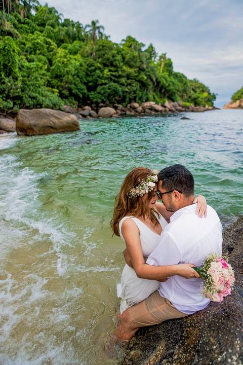 Inspiração e ideias criativas de ensaio fotográfico pré casamento pré wedding de casal romântico nas Ilhas de Ubatuba-Litoral Norte de SP'
