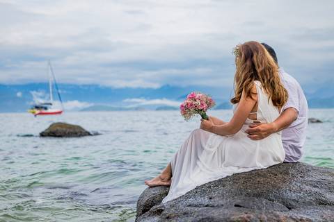 Inspiração e ideias criativas de ensaio fotográfico pré casamento pré wedding de casal romântico nas Ilhas de Ubatuba-Litoral Norte de SP'