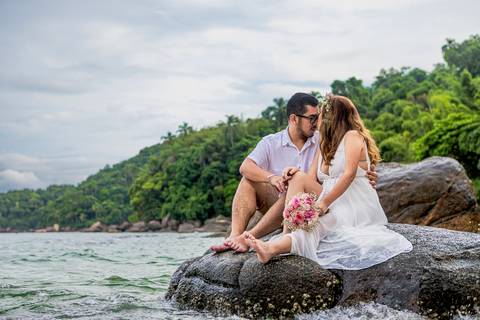 Inspiração e ideias criativas de ensaio fotográfico pré casamento pré wedding de casal romântico nas Ilhas de Ubatuba-Litoral Norte de SP'