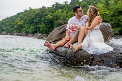 Inspiração e ideias criativas de ensaio fotográfico pré casamento pré wedding de casal romântico nas Ilhas de Ubatuba-Litoral Norte de SP'