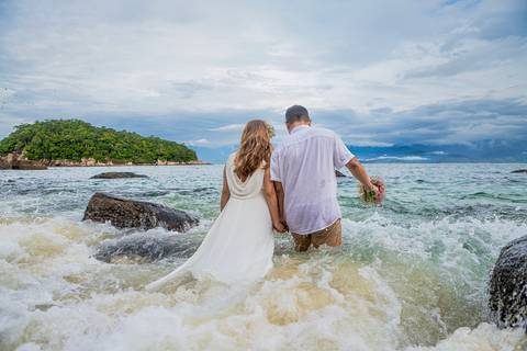 Inspiração e ideias criativas de ensaio fotográfico pré casamento pré wedding de casal romântico nas Ilhas de Ubatuba-Litoral Norte de SP'
