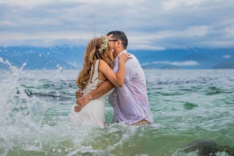 Inspiração e ideias criativas de ensaio fotográfico pré casamento pré wedding de casal romântico nas Ilhas de Ubatuba-Litoral Norte de SP'