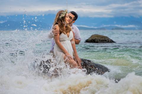 Inspiração e ideias criativas de ensaio fotográfico pré casamento pré wedding de casal romântico nas Ilhas de Ubatuba-Litoral Norte de SP'