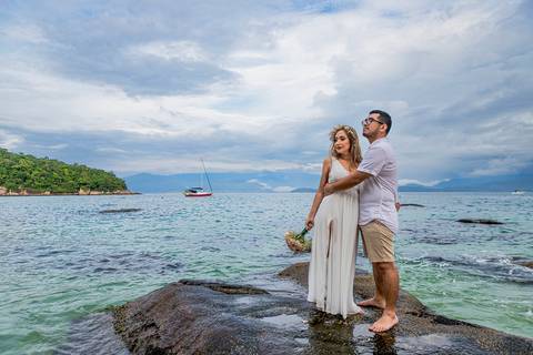Inspiração e ideias criativas de ensaio fotográfico pré casamento pré wedding de casal romântico nas Ilhas de Ubatuba-Litoral Norte de SP'